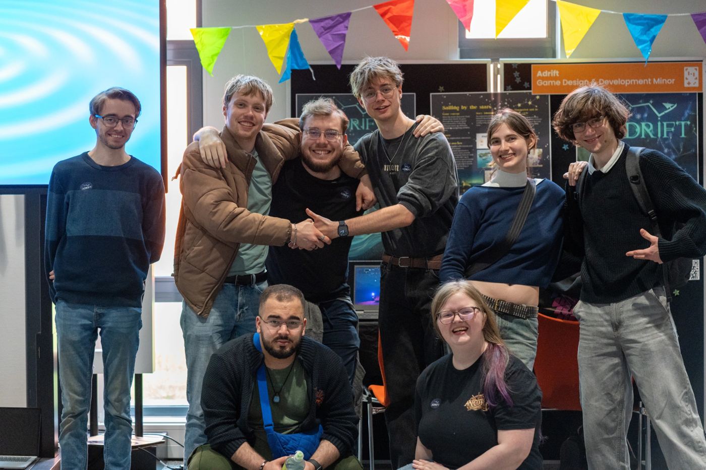 Een deel van team ShiftGrade op het Student Festival, voor de posters van de game